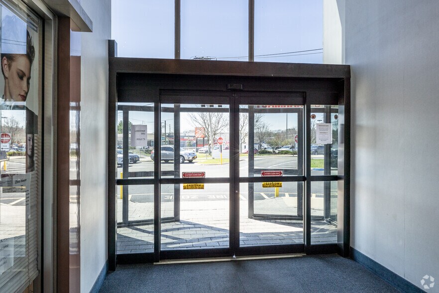 175 Jericho Tpke, Syosset, NY à louer - Hall d’entrée - Image 3 de 11