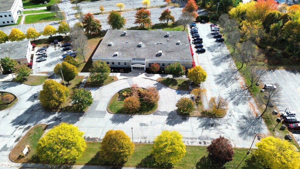 5 Mollison Way, Lewiston, ME à louer - Photo du bâtiment - Image 2 de 9