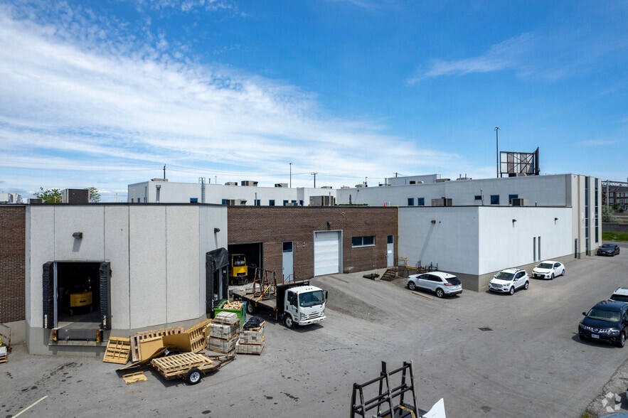 240 Bartor Rd, Toronto, ON à vendre - Photo du bâtiment - Image 3 de 4