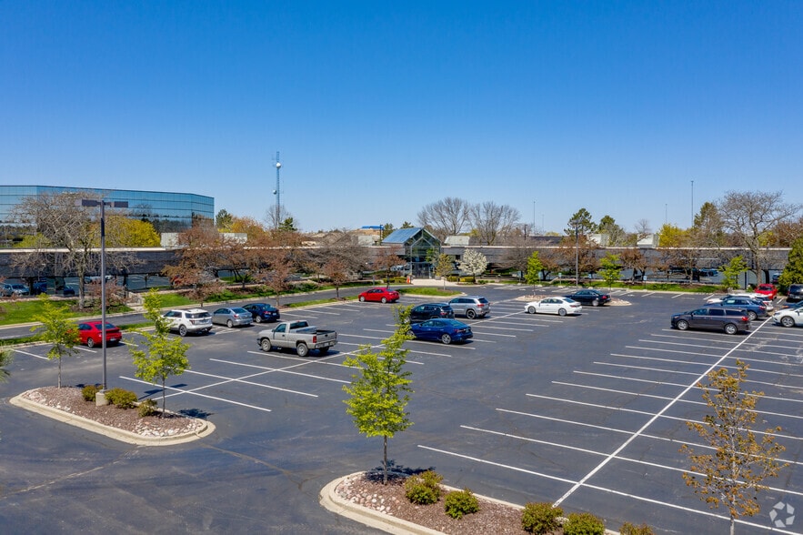 20825 Swenson Dr, Waukesha, WI for sale - Primary Photo - Image 1 of 8