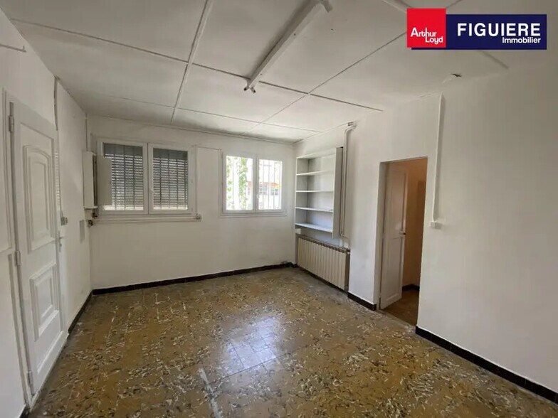 Bureau dans Salon-de-Provence à louer - Photo du bâtiment - Image 2 de 16