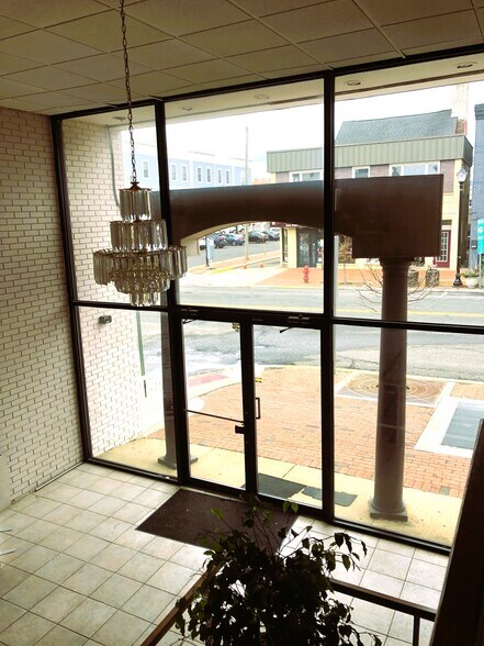 45 E Main St, Freehold, NJ à louer - Photo du bâtiment - Image 3 de 6