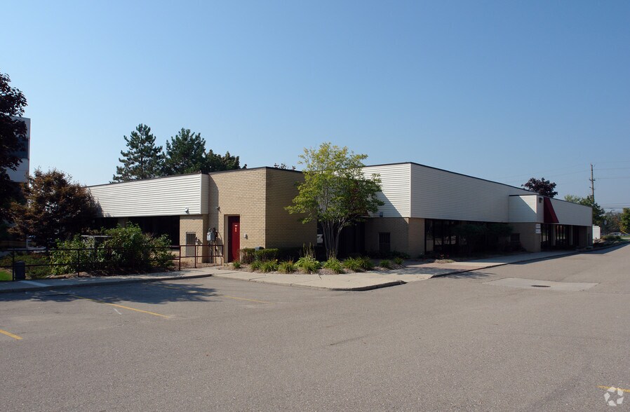 7011 Orchard Lake Rd, West Bloomfield, MI à vendre - Photo du bâtiment - Image 3 de 3