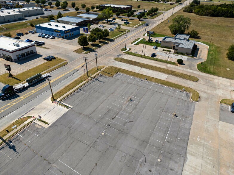 W 1175 West Vandament Ave, Yukon, OK à vendre - Photo principale - Image 2 de 4