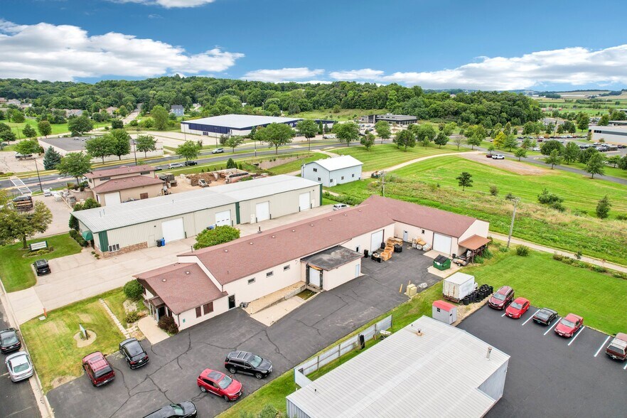 8612 Fairway Pl, Middleton, WI à vendre - Photo du bâtiment - Image 2 de 26