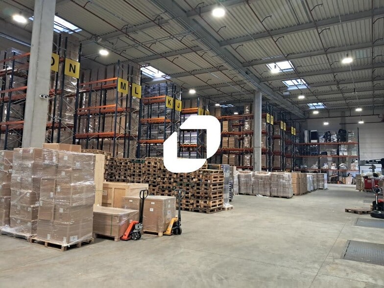 Industrial in Compans for lease - Building Photo - Image 2 of 8