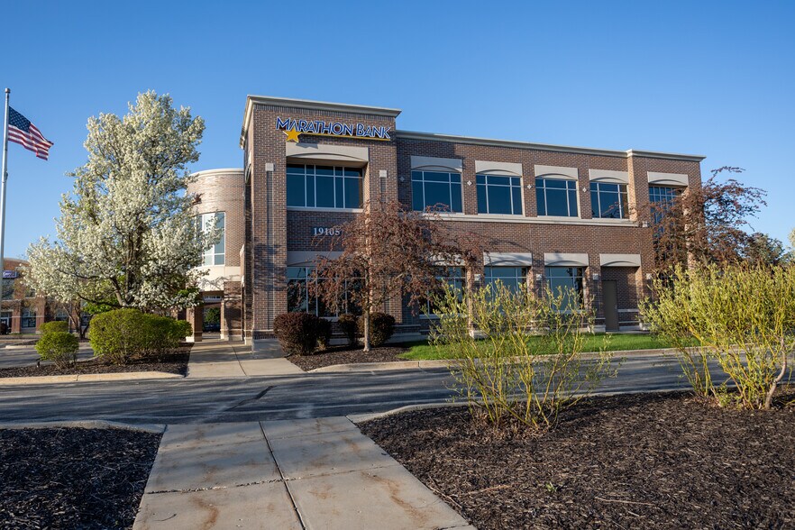 19105 W Capitol Dr, Brookfield, WI à louer - Photo du bâtiment - Image 2 de 41