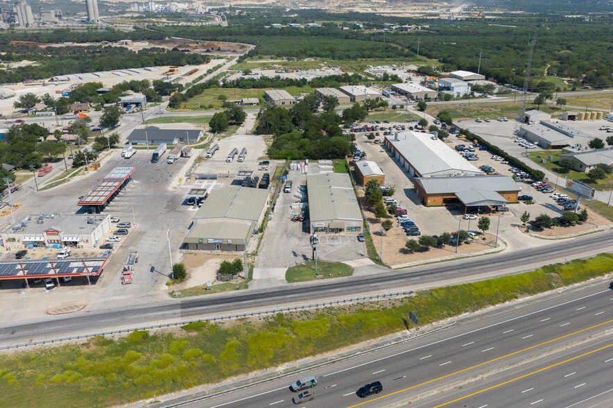 4312 I 35 N Frontage rd, New Braunfels, TX à louer - Photo du bâtiment - Image 2 de 9