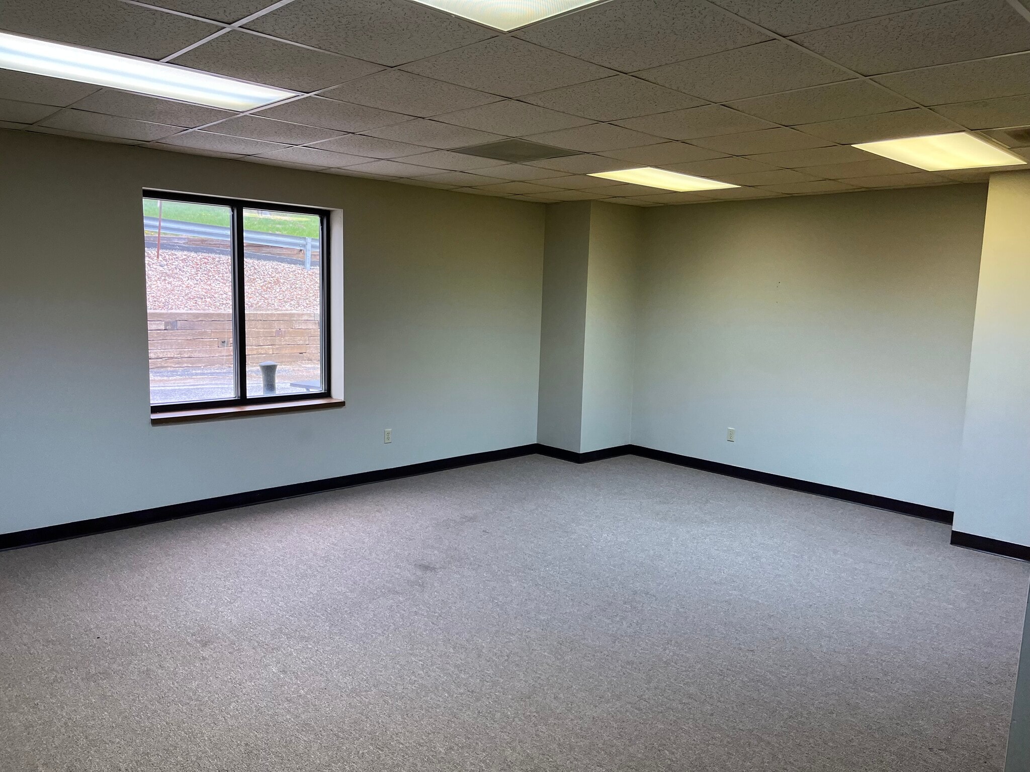 4900 38th Ave, Moline, IL for lease Interior Photo- Image 1 of 5