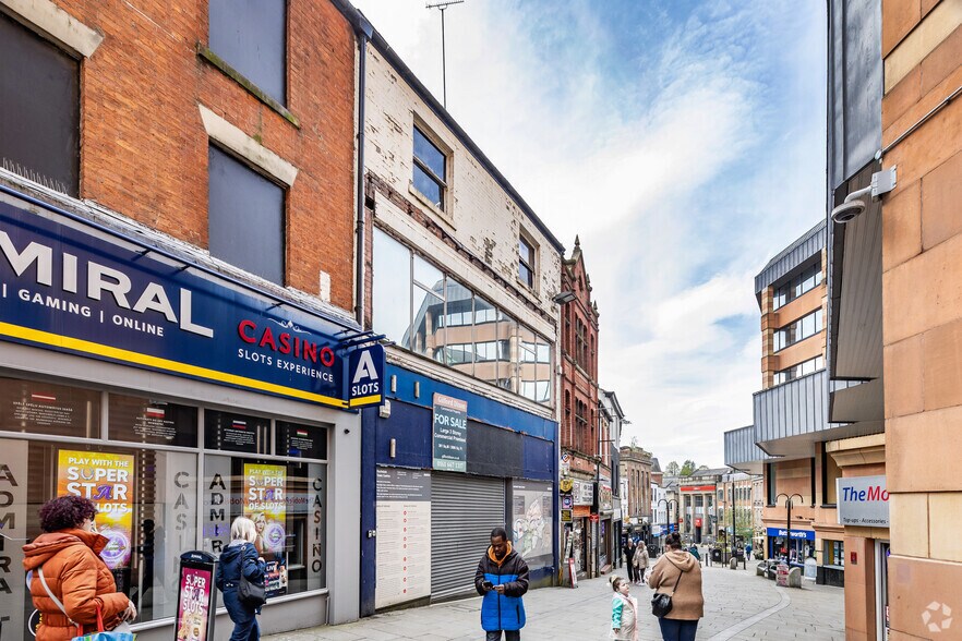 38 Yorkshire St, Rochdale for lease - Building Photo - Image 2 of 4