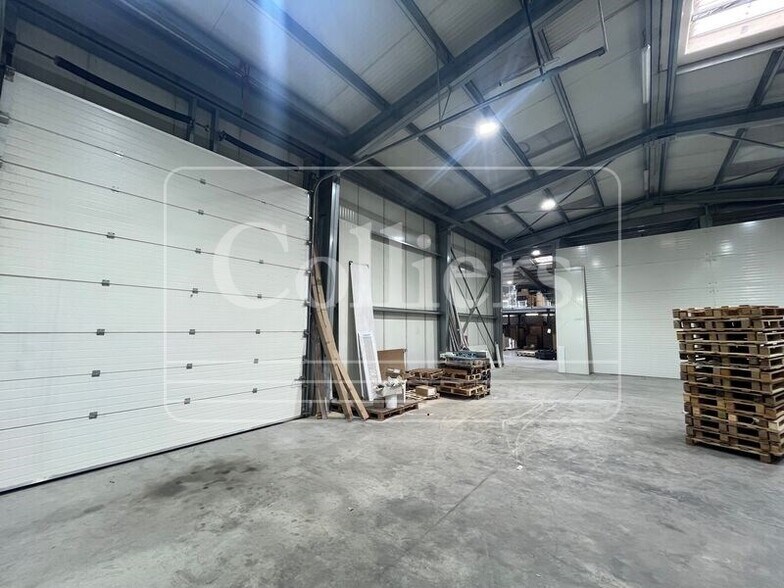Flex in Gardanne for lease - Interior Photo - Image 3 of 7