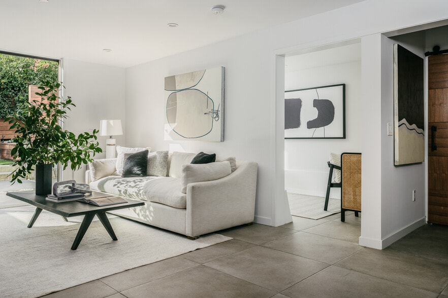 1126 Sanchez St, San Francisco, CA for sale - Interior Photo - Image 2 of 19