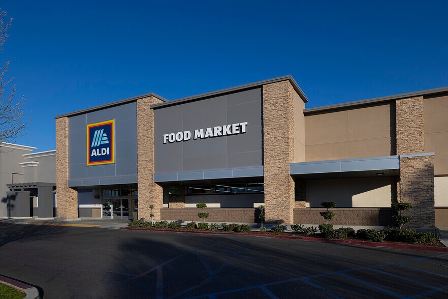 5190 Stockdale Hwy, Bakersfield, CA à louer - Photo du bâtiment - Image 2 de 8