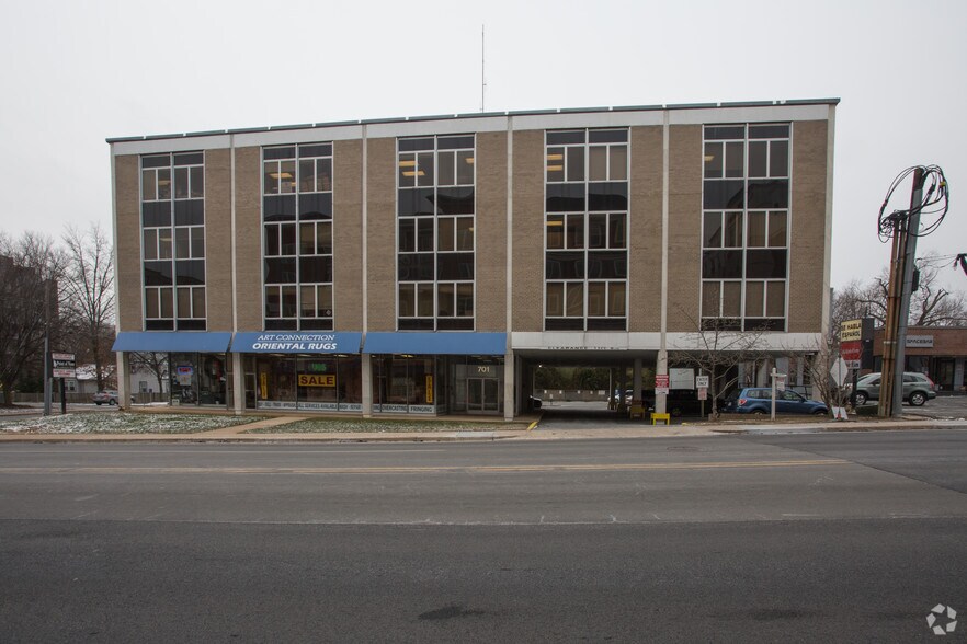 701 W Broad St, Falls Church, VA à louer - Photo principale - Image 1 de 29