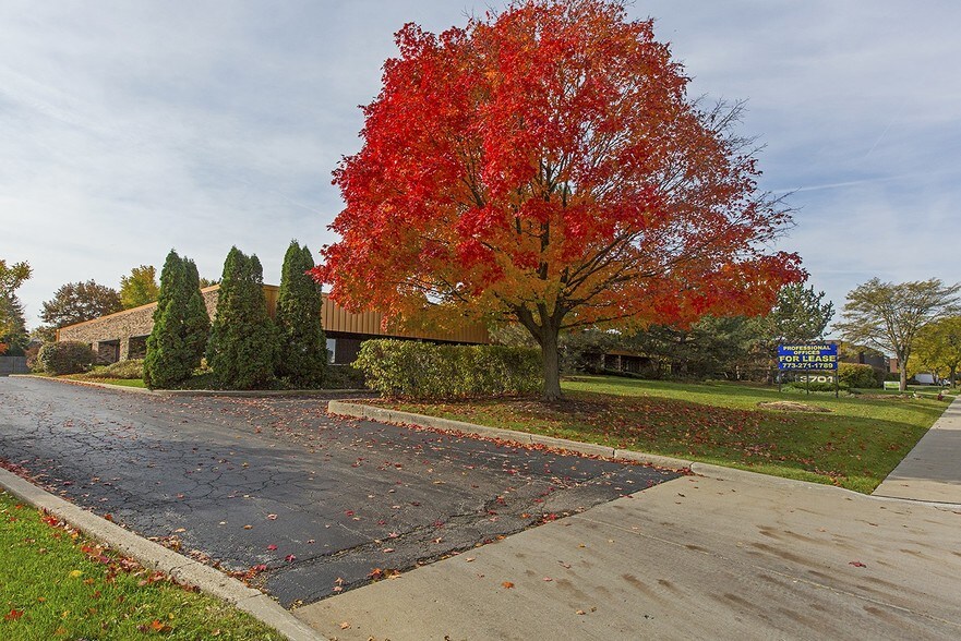 3701 Commercial Dr, Northbrook, IL à louer - Photo du bâtiment - Image 2 de 8