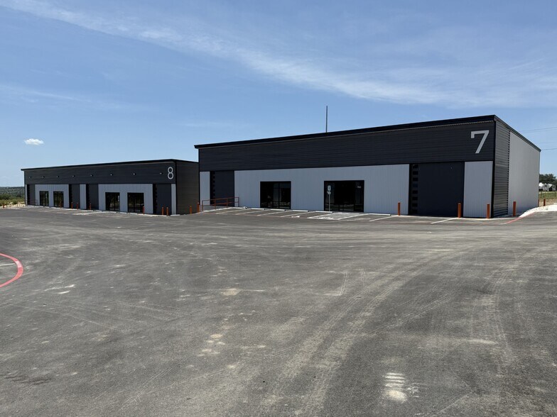 6420 FM 1102, New Braunfels, TX à louer - Photo du bâtiment - Image 2 de 34