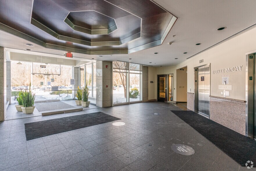 9000 Midlantic Dr, Mount Laurel, NJ for lease - Lobby - Image 2 of 5