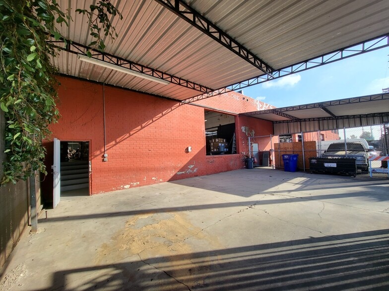 219 E 32nd St, Los Angeles, CA for lease - Building Photo - Image 2 of 10