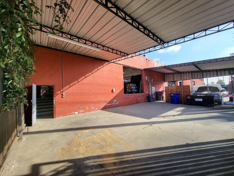 219 E 32nd St, Los Angeles, CA à louer - Photo du bâtiment - Image 2 de 10