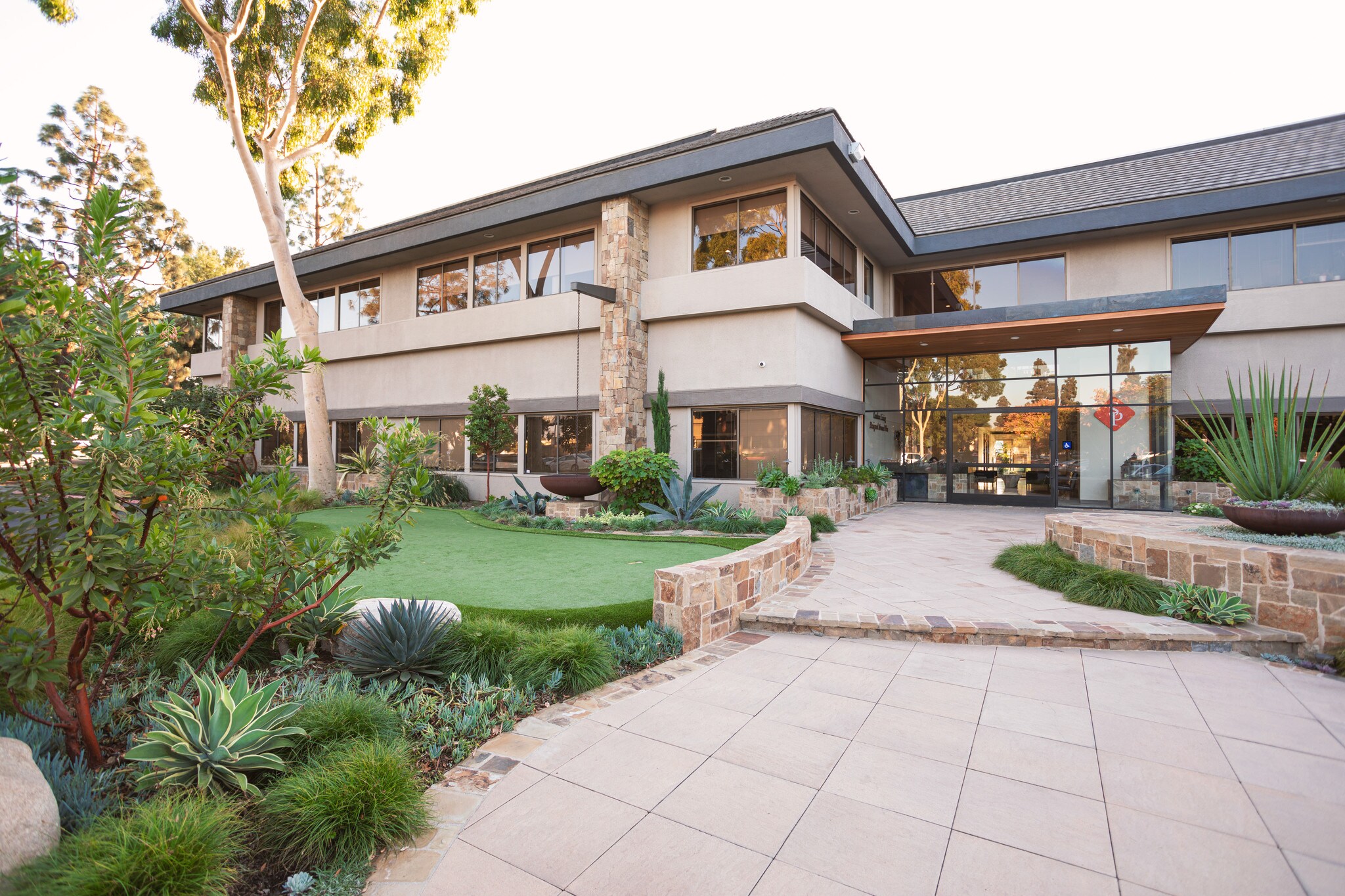 1570 Brookhollow Dr, Santa Ana, CA à vendre Photo du bâtiment- Image 1 de 17