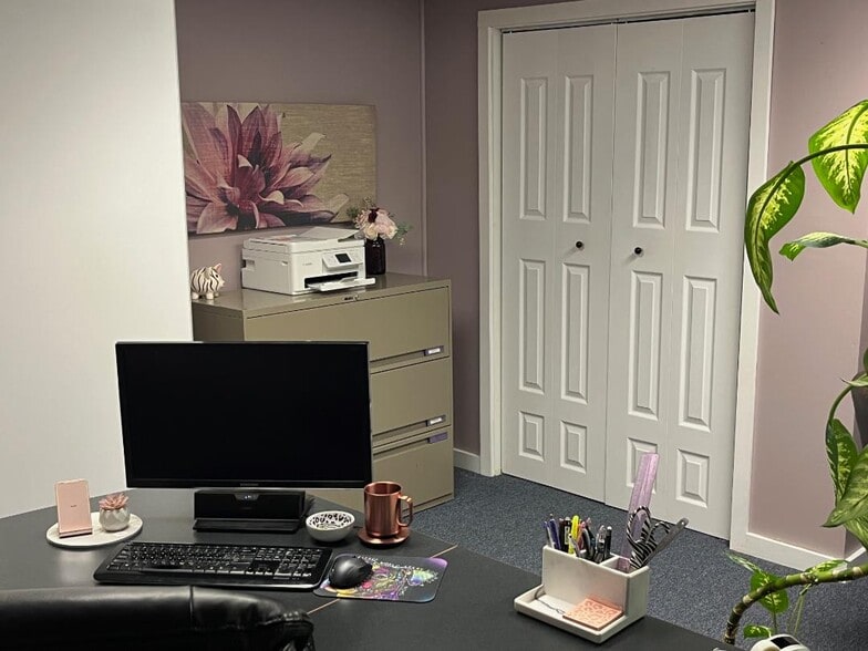 284 Merrow Rd, Tolland, CT for sale - Interior Photo - Image 2 of 37