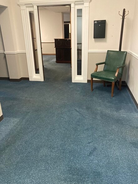 1 Monument Sq, Urbana, OH for lease - Lobby - Image 1 of 40