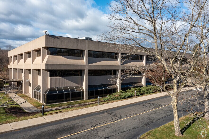 101 Merritt Blvd, Trumbull, CT à louer - Photo du bâtiment - Image 2 de 6