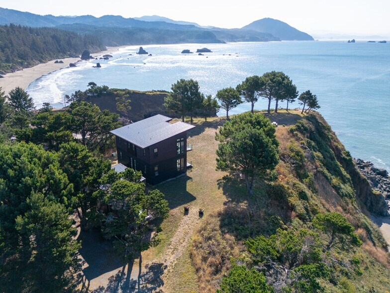 409 Jackson St, Port Orford, OR à vendre - Photo principale - Image 1 de 46