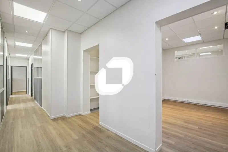 Office in Maurepas for lease - Building Photo - Image 3 of 28