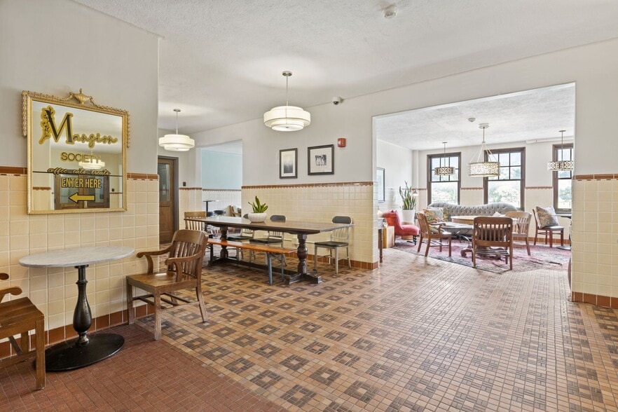 202 Steeples Blvd, Indianapolis, IN à louer - Photo du bâtiment - Image 2 de 8