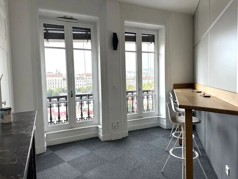 Office in Lyon for lease - Interior Photo - Image 3 of 11