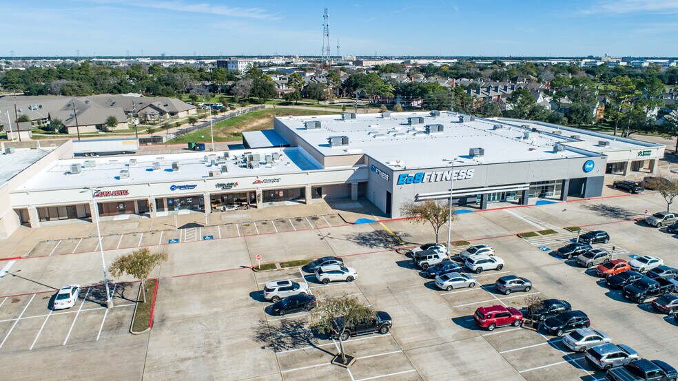 8470-8592 N Highway 6, Houston, TX à louer - Photo du bâtiment - Image 3 de 14