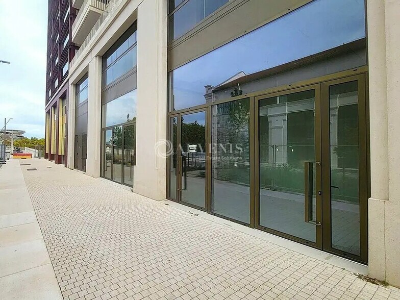 Retail in Saint-Denis for lease - Building Photo - Image 1 of 5