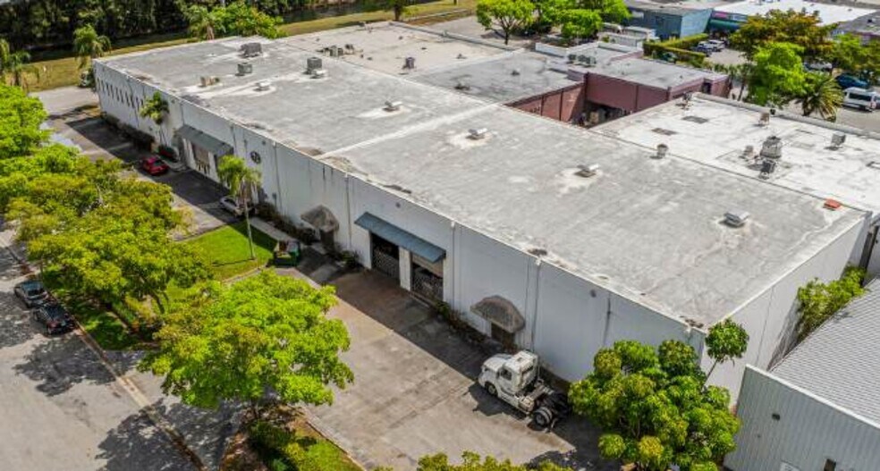 6900 NW 52nd St, Miami, FL à vendre - Photo du bâtiment - Image 2 de 8