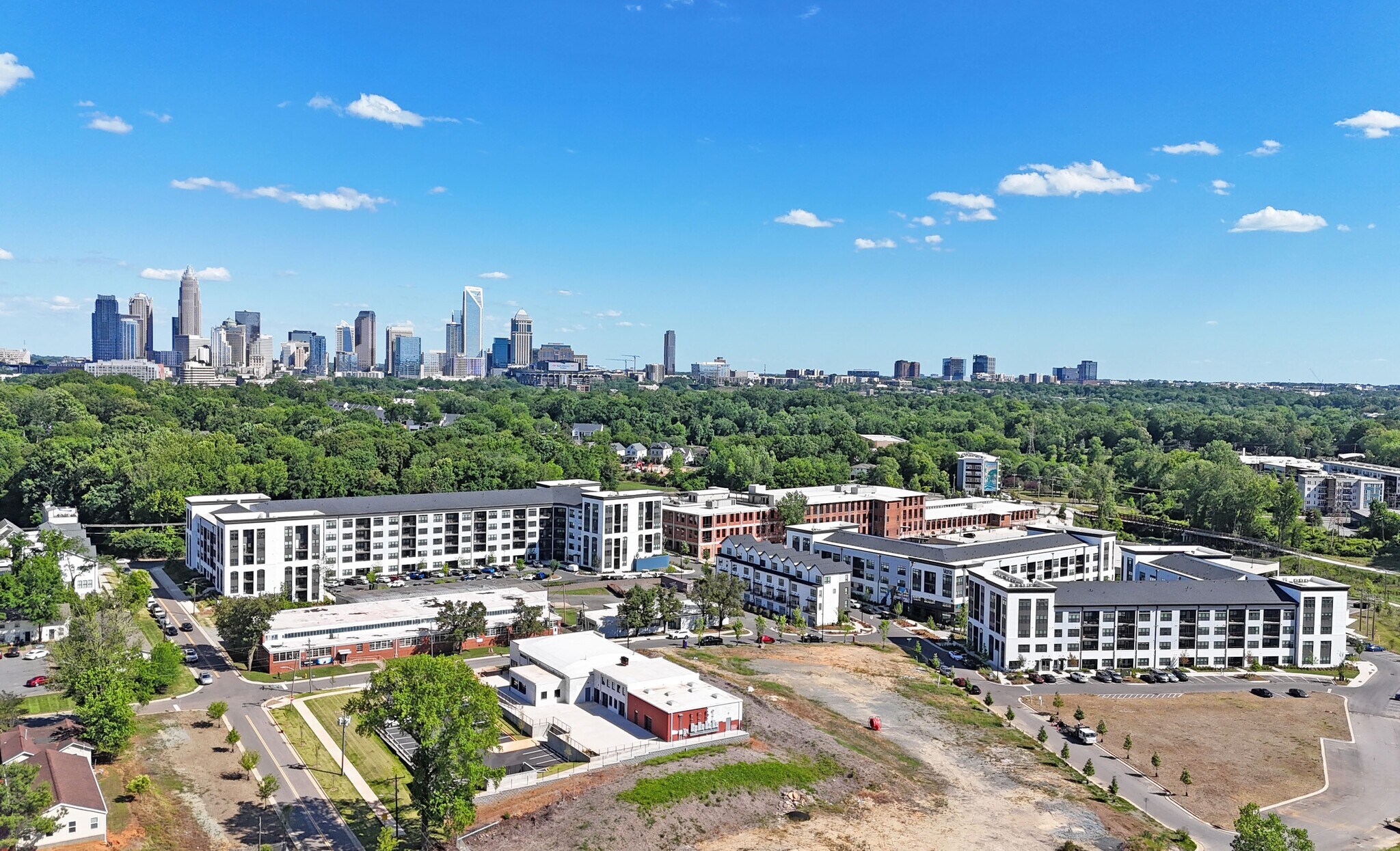 401, 410-411 S Gardner Ave, Charlotte, NC à vendre Photo du bâtiment- Image 1 de 6