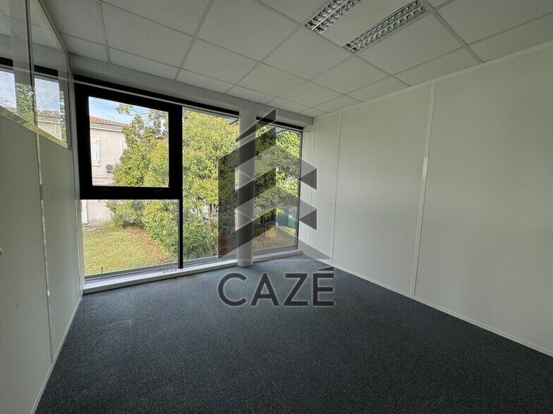 Office in Lormont for lease - Interior Photo - Image 3 of 6