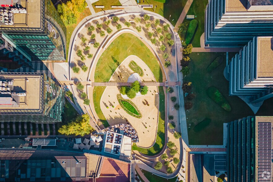 Calle Vía de los Poblados, 3, Madrid, Madrid à louer - Photo du bâtiment - Image 3 de 4