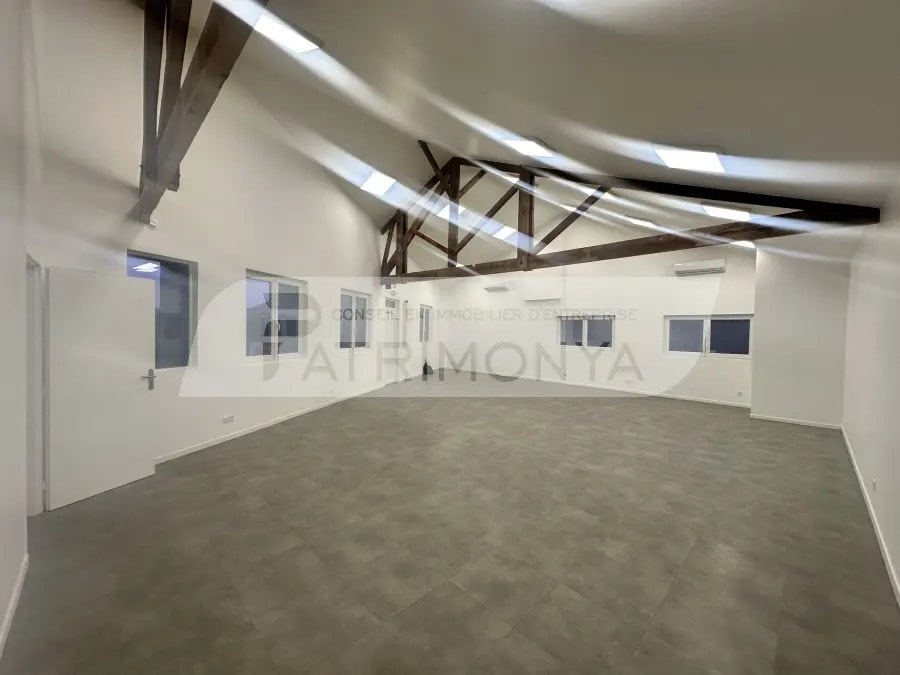 Office in Marseille for lease Interior Photo- Image 1 of 11
