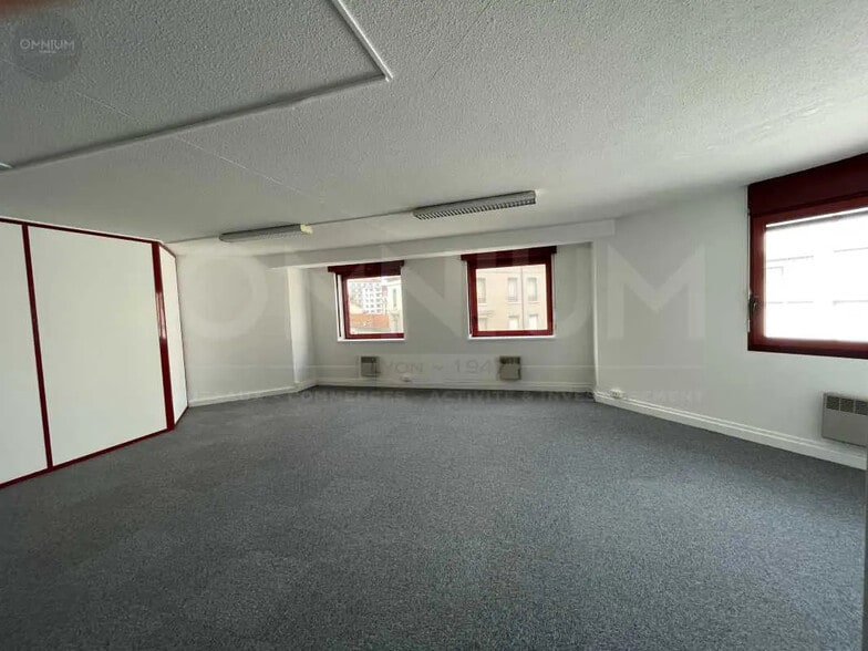 Office in Lyon for lease - Interior Photo - Image 3 of 8
