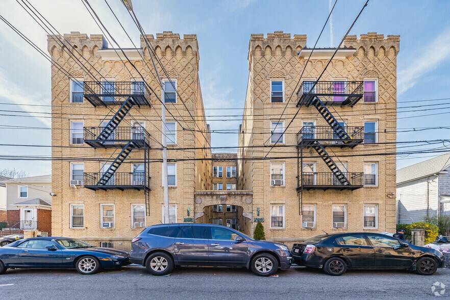 4324 165th St, Flushing, NY à vendre - Photo du bâtiment - Image 2 de 5