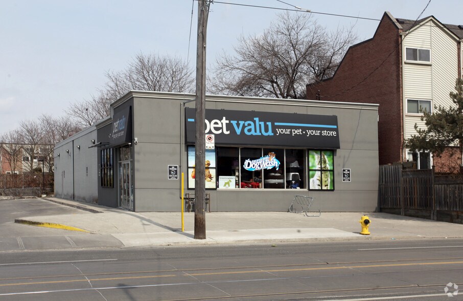 1656 Queen St, Toronto, ON à vendre - Photo principale - Image 1 de 1