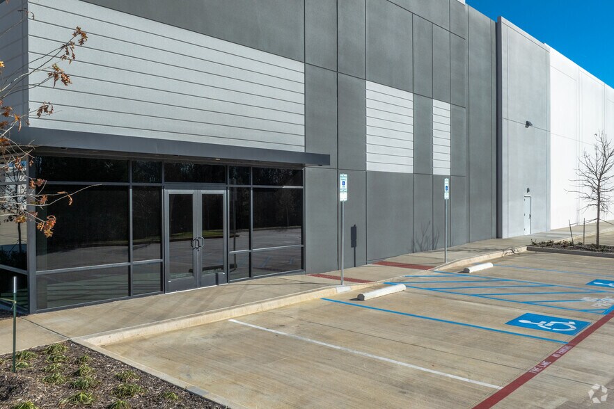 1500 N Mayhill Rd, Denton, TX à louer - Photo du bâtiment - Image 2 de 5