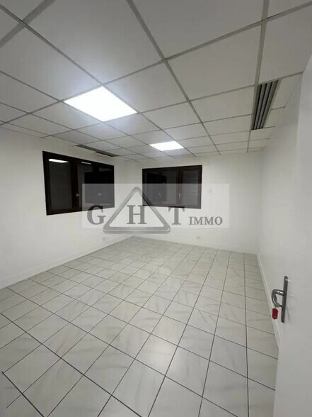Office in Ris-Orangis for lease - Interior Photo - Image 3 of 18