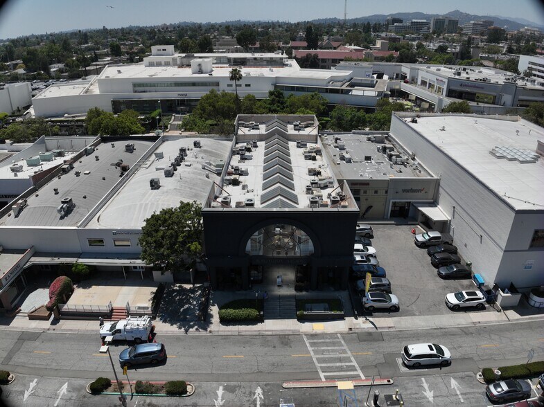 380 S Lake Ave, Pasadena, CA à louer - Communauté Matterport - Image 2 de 11