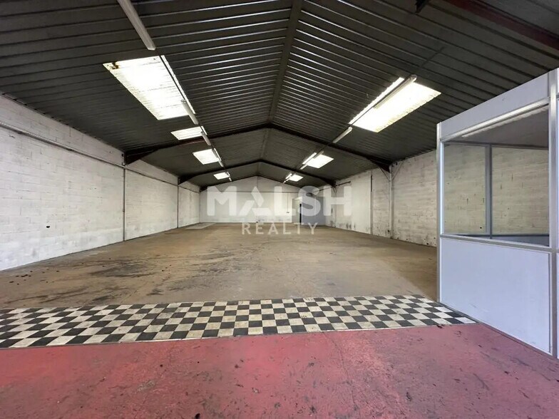 Flex in Trévoux for lease - Interior Photo - Image 2 of 4