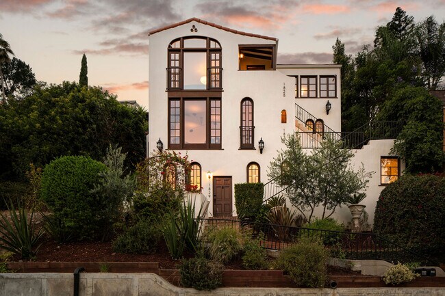 Plus de détails pour 1825 Redesdale Ave, Los Angeles, CA - Multi-résidentiel à vendre