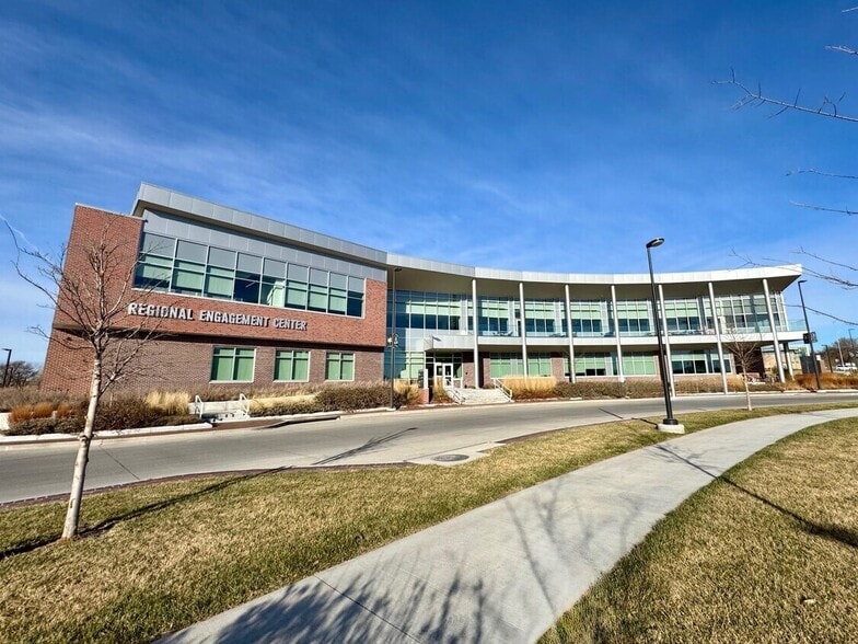 2204 University Dr, Kearney, NE à louer - Photo du bâtiment - Image 2 de 16