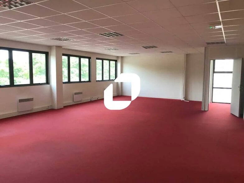 Office in Cergy for lease - Interior Photo - Image 1 of 6