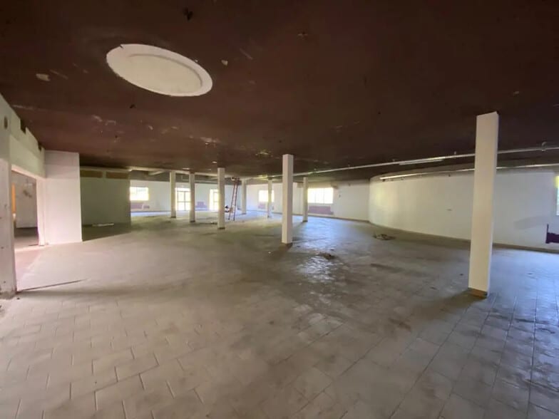 Flex in Dardilly for lease - Interior Photo - Image 3 of 9