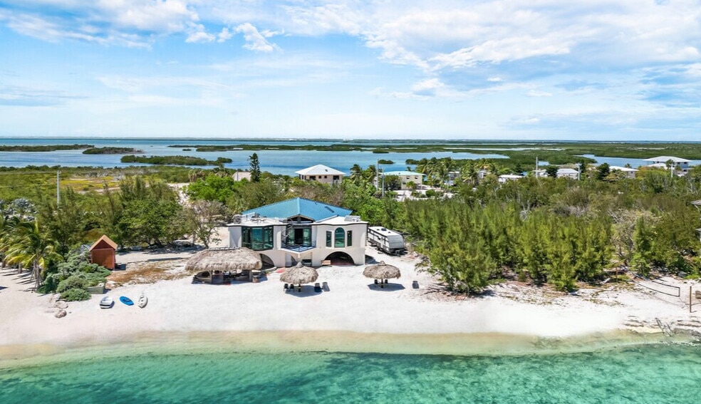 1557 Long Beach Dr, Big Pine Key, FL for sale - Primary Photo - Image 1 of 60